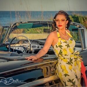 Gucci Cat-eye Sunglasses with Velvet Emerald Case Gucci Dustbag & Cleaning Cloth